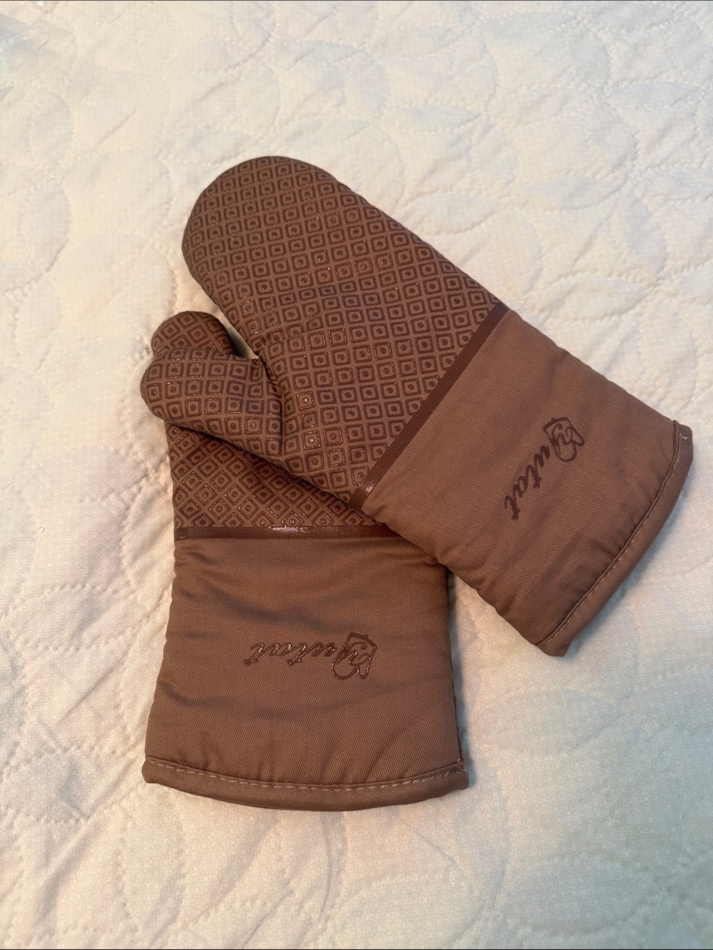 Brown Quilted Oven Mitts - Heat-Resistant Kitchen Gloves